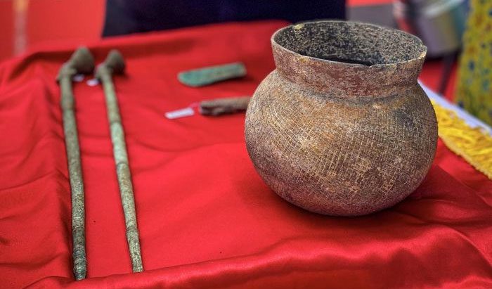 The ceramic pot dates back to the Đông Sơn culture.