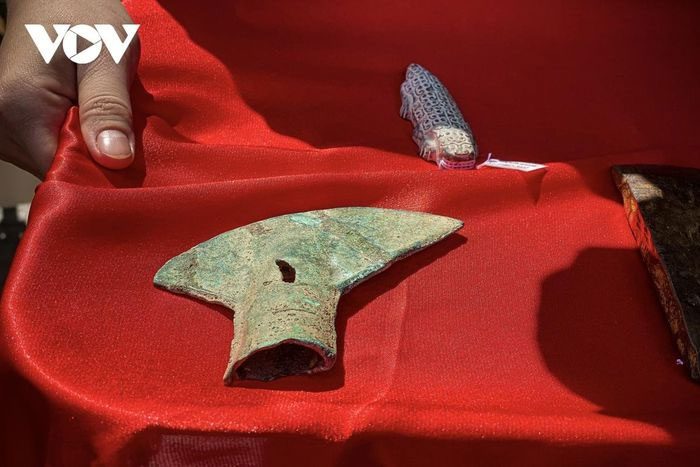 The bronze axe with a slanted blade dates back to the Đông Sơn culture.