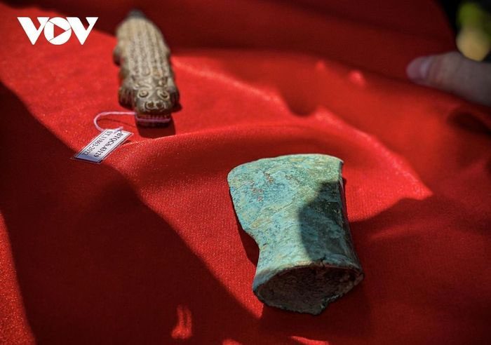 The bronze axe covered with green patina dates back to the Đông Sơn culture.