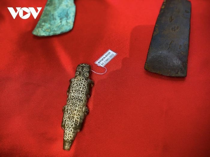 Stone crocodile statue with decorative patterns, dated to the late Đông Sơn period.