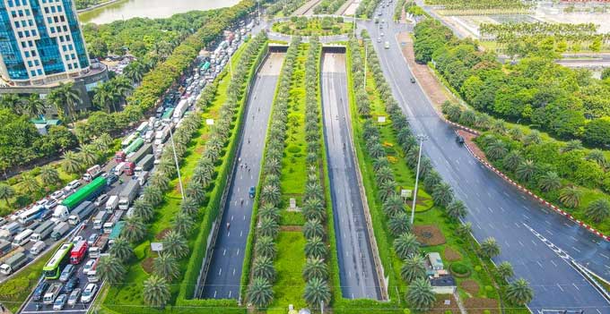 The vine and green trees planted around the Trung Hoa underpass