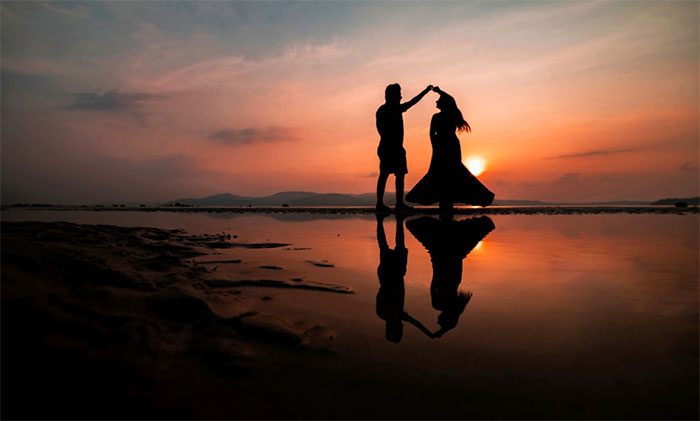 An intelligent man easily creates lasting relationships around him.