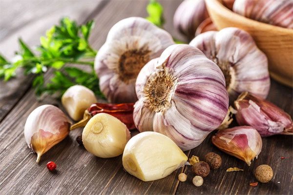 Minced garlic produces health-beneficial compounds.