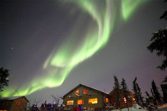 Auroras generated by the interaction of charged particles from solar wind
