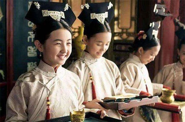 Palace maids entered the palace at a very young age.