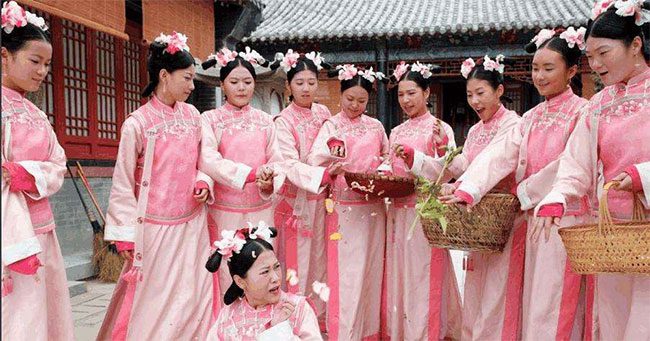 Some palace maids were expelled for committing serious offenses.