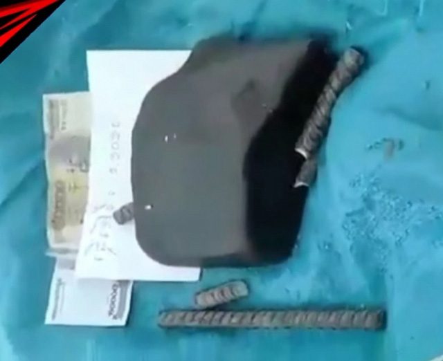 A demonstration of the iron-destroying stone by the scammer.