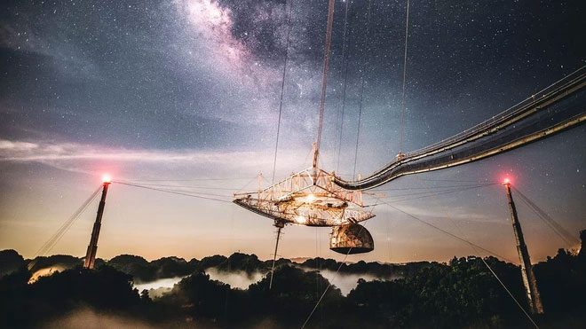The giant radio telescope of the Arecibo Observatory before its collapse.