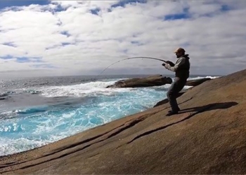 dangerous fishing on the rocks on the island catch the thing and pull up the green monster 118593