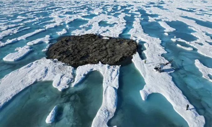 "Ghost Island" Qeqertaq Avannarleq in northern Greenland is actually a "dirty iceberg."