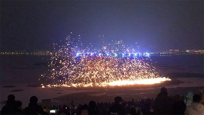 Throwing molten iron against cold walls