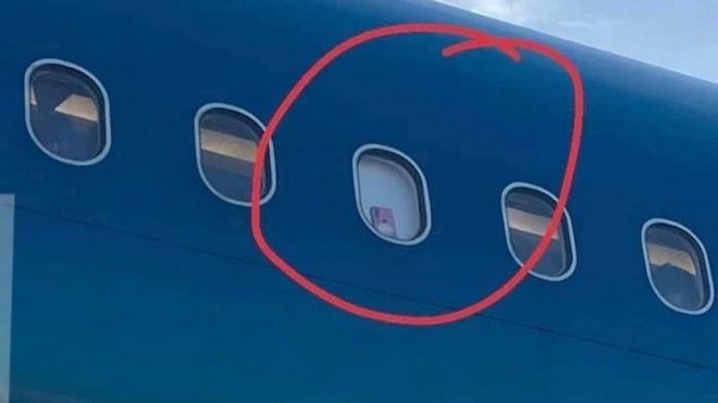 Image of the phone placed outside the airplane window shade circulating on social media.