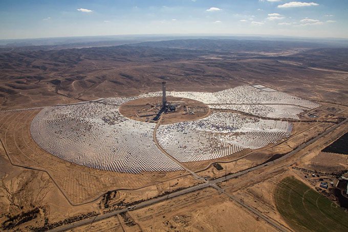 Ashalim Solar Power Plant with 50,000 mirrors and a large central tower