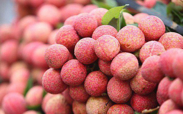 Eating lychee when your body is hot can cause rashes and pimples.