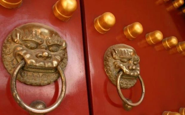 The emperor of the Qing Dynasty regarded these nails as symbols of authority.