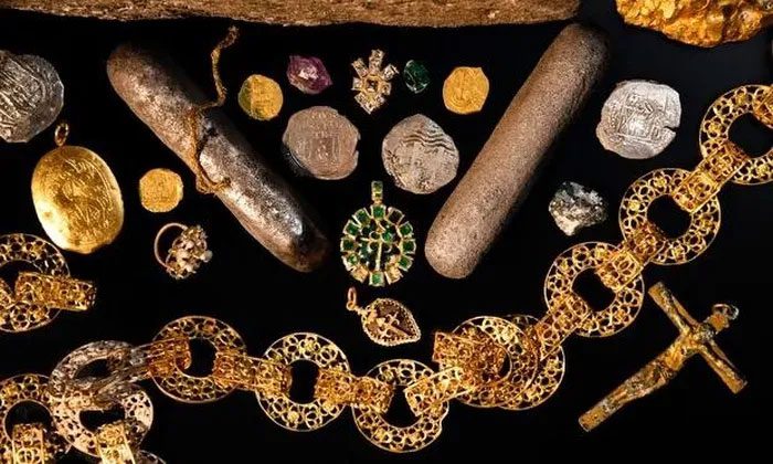 Gold, jewelry, and coins discovered by the expedition team.