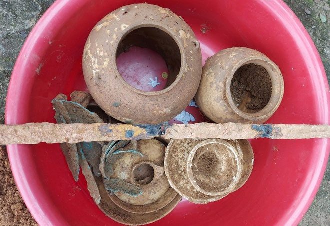 Artifacts discovered inside the tomb.