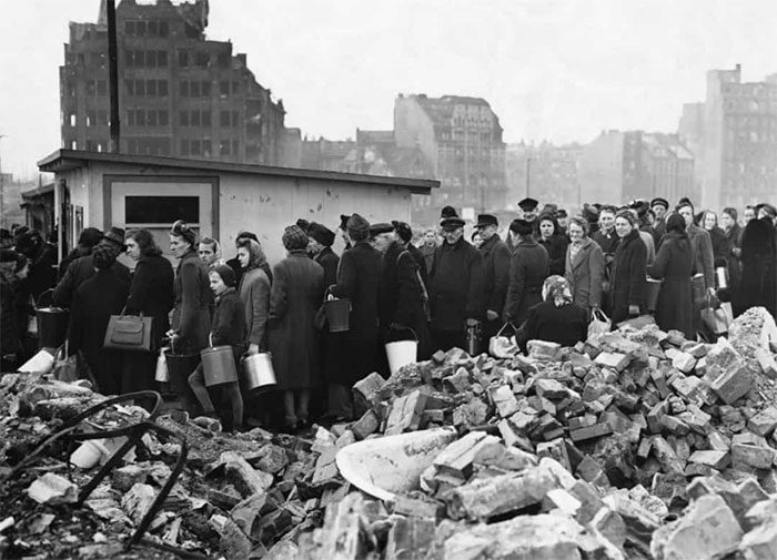 Part of the 1,400,000 people suffering from food shortages in Hamburg