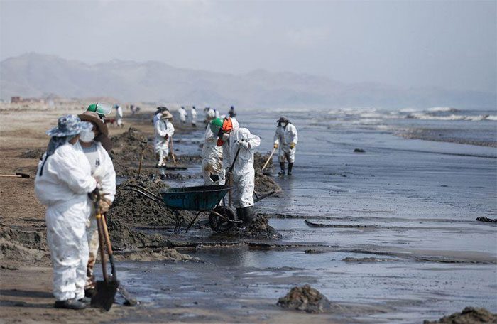 The Peruvian government has dispatched forces to clean up the coastline following the oil spill incident.