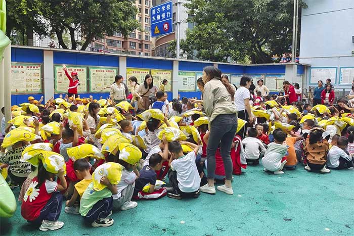 A kindergarten in Shifang County, Ya'an City was evacuated when the earthquake struck.