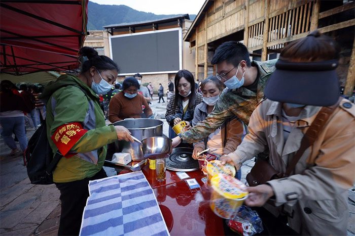 Rescue teams distribute food to residents in Luding County after the incident.