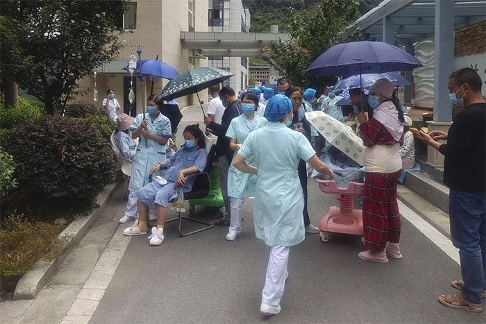 A hospital in Ya'an City evacuated patients to safety.