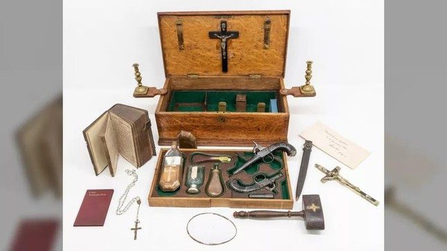 The vampire hunting kit contains many items