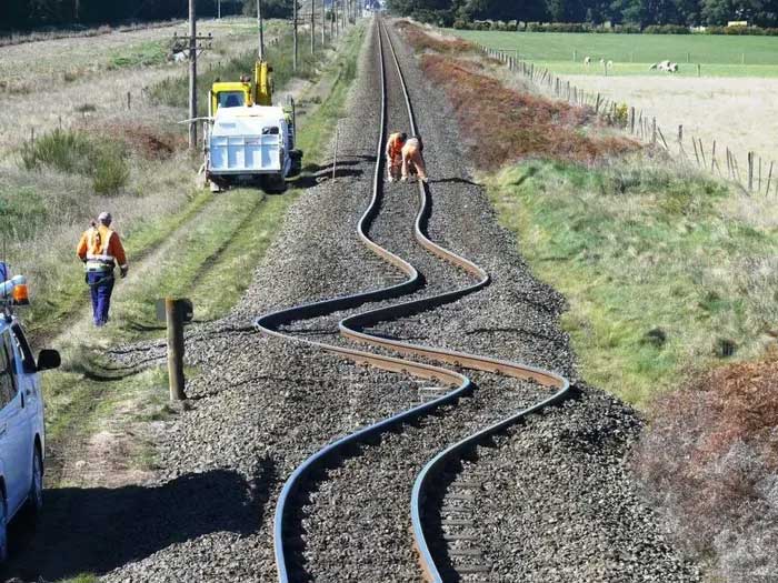 The actual temperature at the tracks can reach 60 degrees Celsius, causing the steel rails to bend.