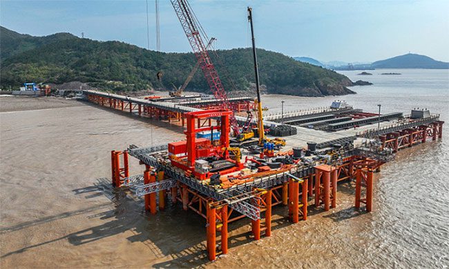 Construction begins on the Yong-Zhou Railway in Zhoushan City, Zhejiang Province, on November 3rd.