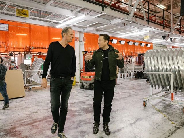 Elon Musk discusses with Mathias Döpfner at the Tesla factory in Fremont, California (USA).