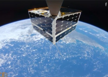 flying computer 550km above earth selfie video 121480