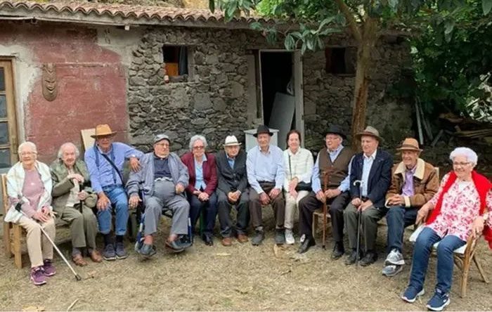 The Hernández-Pérez family sets the world record for the oldest total age at 1,058 years and 249 days.