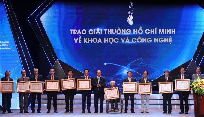  President Nguyen Xuan Phuc presents the Ho Chi Minh Prize to the representatives of the authors and author groups.