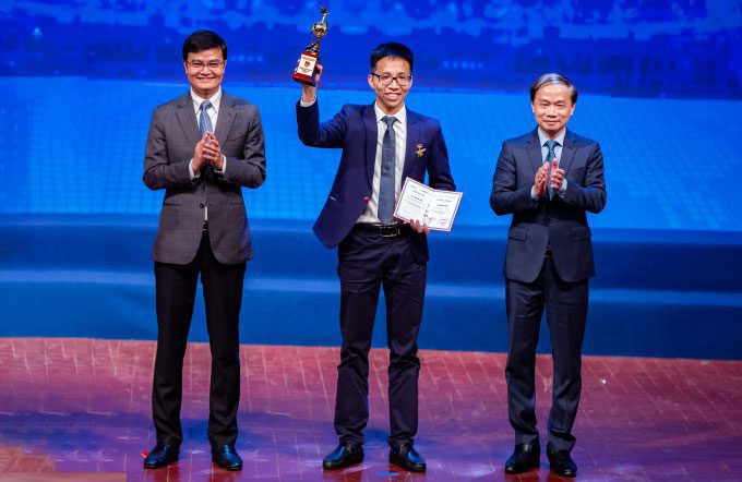 Dr. Lương Văn Thiện from Phenikaa University receiving the Golden Globe Award 2022.