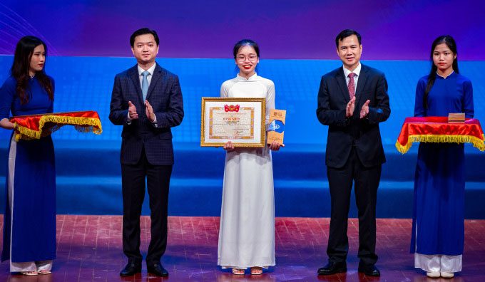 giai thuong khoa hoc qua cau vang 2