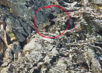 giant gold flagpole quang son road down from cliff shocking 123180
