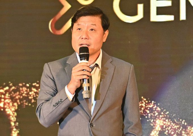 Professor Vu Ha Van shares information at the launch event on April 22