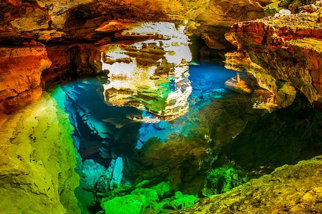 A diamond seeker accidentally discovers an invisible lake in Poco Azul Cave.