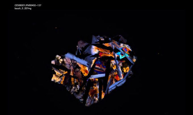 A lunar soil particle (basalt) captured by a polarizing microscope.