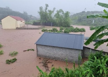 heavy rain in bac giang hundreds of houses submerged in water 120399