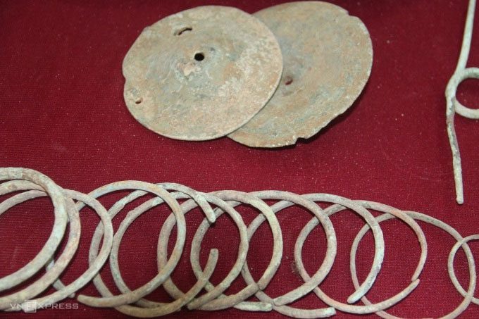 Various bracelets from the 18th century in the Tay Son region.