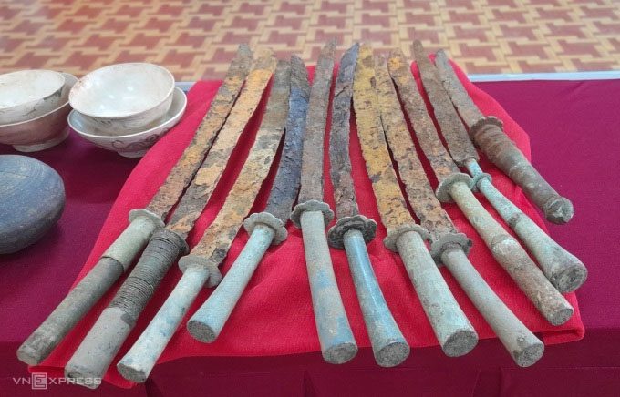 The swords from the Tay Son era donated to Quang Trung Museum on the afternoon of August 4.