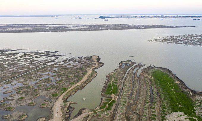 Poyang Lake water levels are rapidly decreasing due to heat.