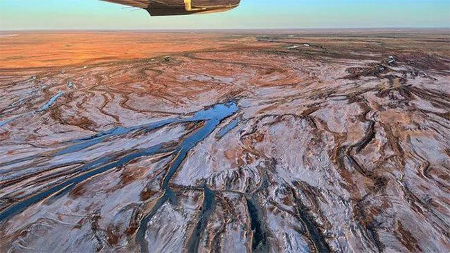 Eyre Lake has a variable area, ranging from 0 to 8,200 km2.