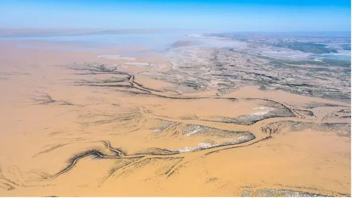 When rain is scarce, Eyre Lake can dry up completely.