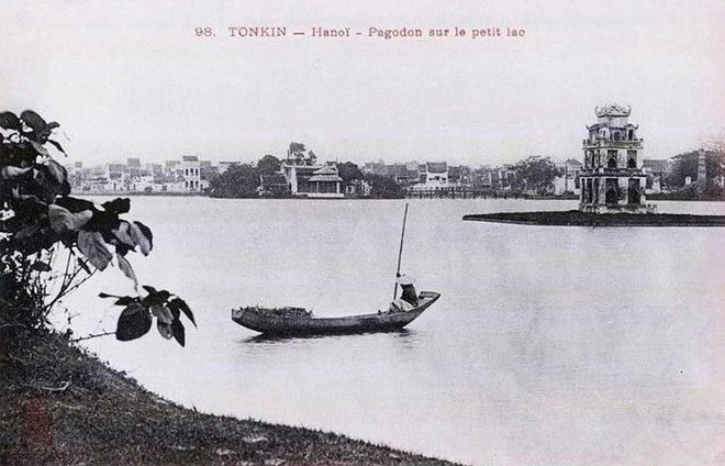 Hoàn Kiếm Lake at the end of the 19th century.