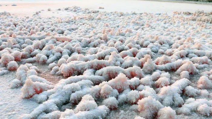 The impressive shape of Yuncheng Salt Lake when frozen.