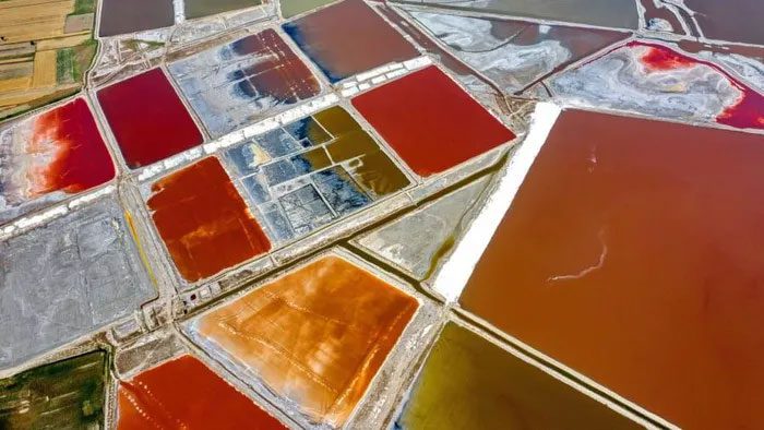 From above, Yuncheng Salt Lake looks like a watercolor palette for artists.