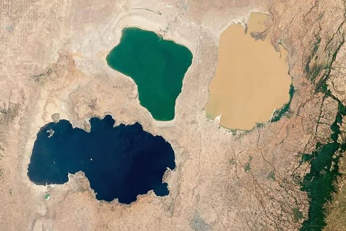 Three-colored lake