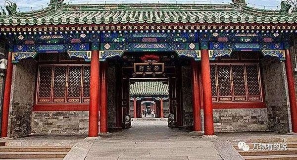 Today, this stone tablet is still located in the Prince Gong Mansion and is a famous tourist attraction.